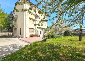 Casa bifamiliare con giardino in vendita a Ranchio