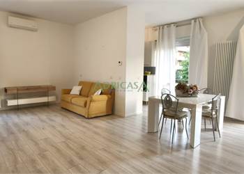 Appartamento con terrazzi, garage e posti auto a Forlì